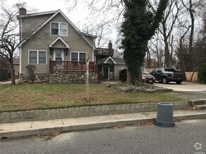 Building Photo - 10 Lakeview Dr