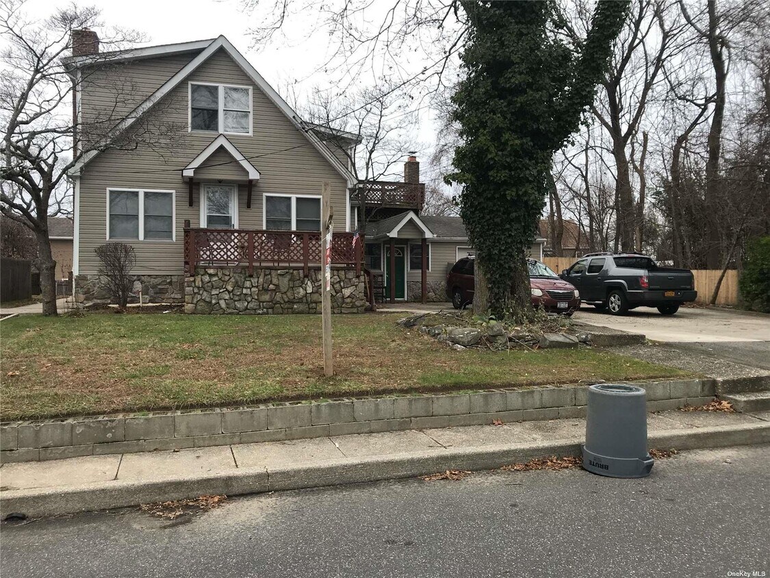 Primary Photo - 10 Lakeview Dr