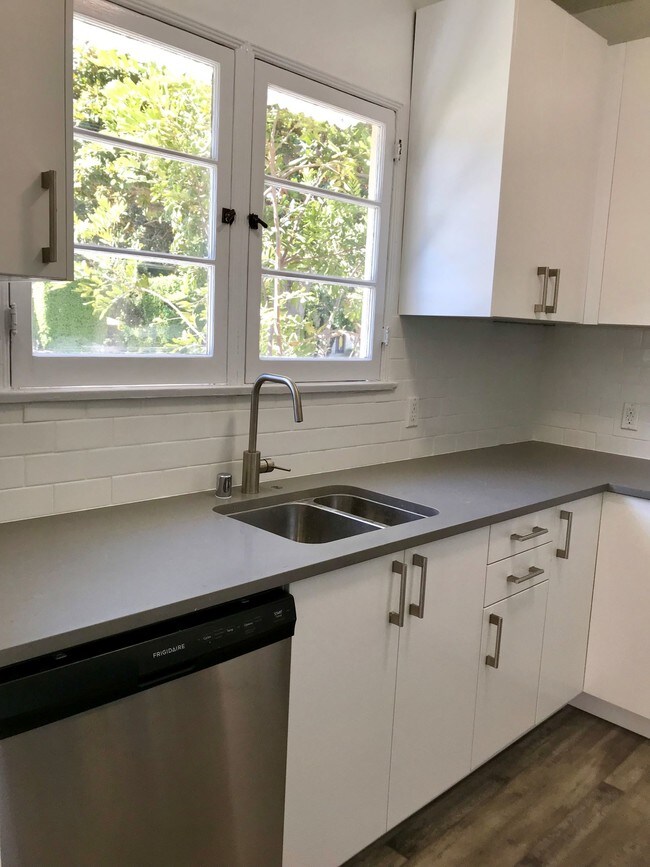 Foto del edificio - 1050 S Genesee Ave