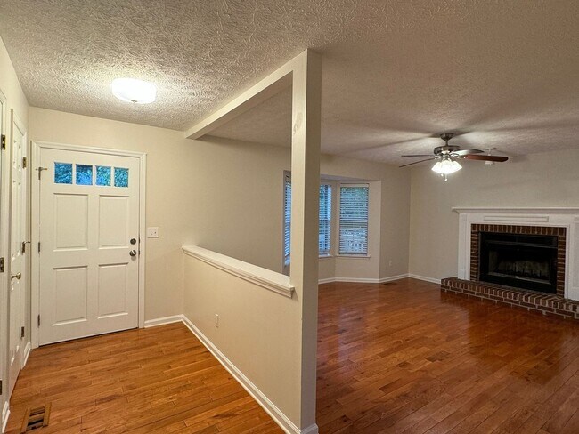 Foto del edificio - 3 Bedroom 2 bathroom and finished basement...