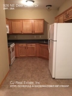 Building Photo - 926 NE Deer Creek Dr