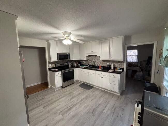 Foto del edificio - Beautiful Move in ready House!