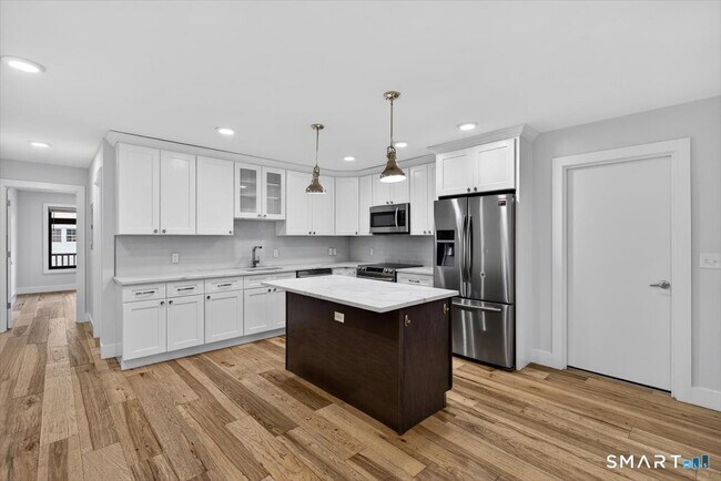 Foto del edificio - 32 1/2 Village Rd