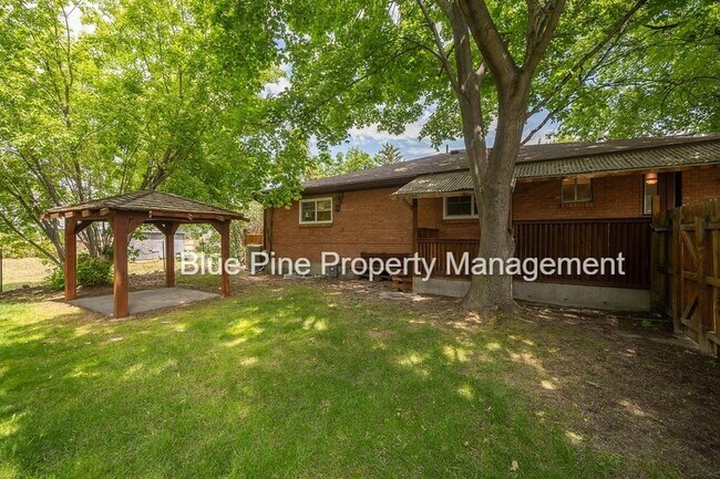 Building Photo - 1170 Saint Clair Rd