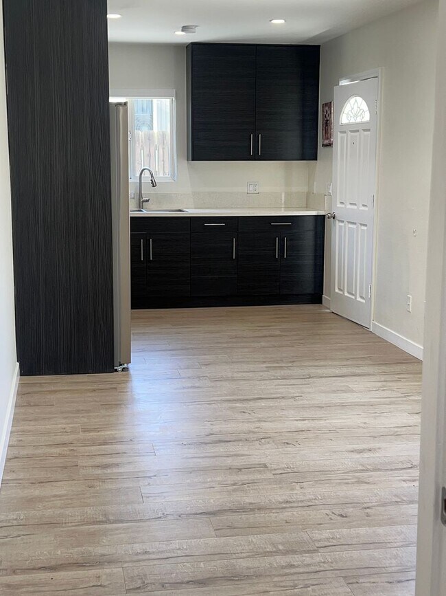 Foto del edificio - Cozy end unit, 1 bedroom