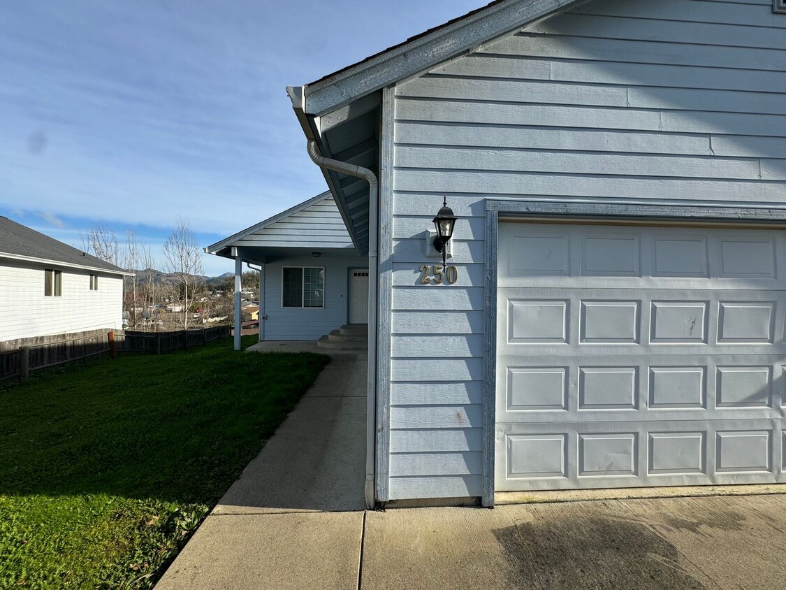 Primary Photo - 3 bedroom house in Green