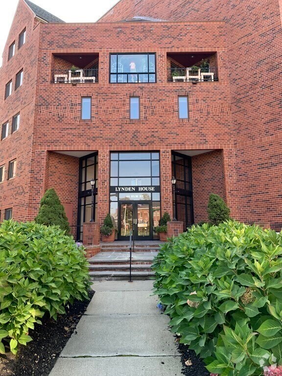 Building Photo - 44 Elm St