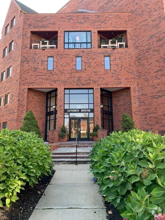 Building Photo - 44 Elm St