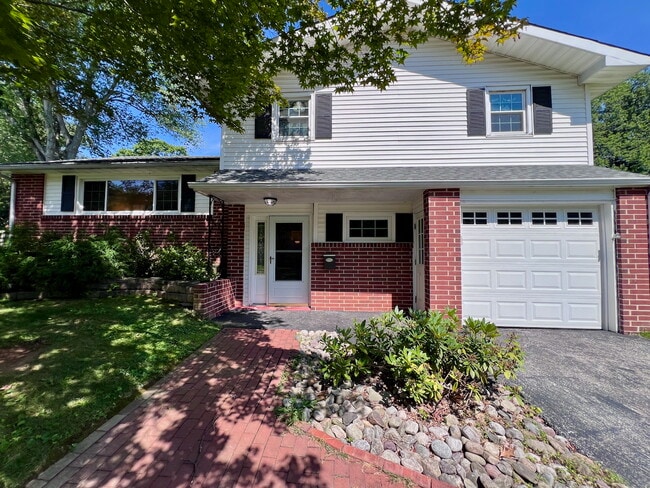 Building Photo - 2208 Jamaica Dr