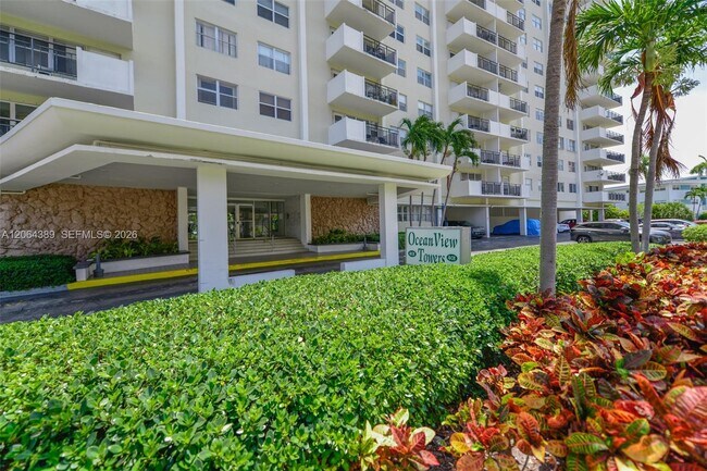 Building Photo - 401 Golden Isles Dr