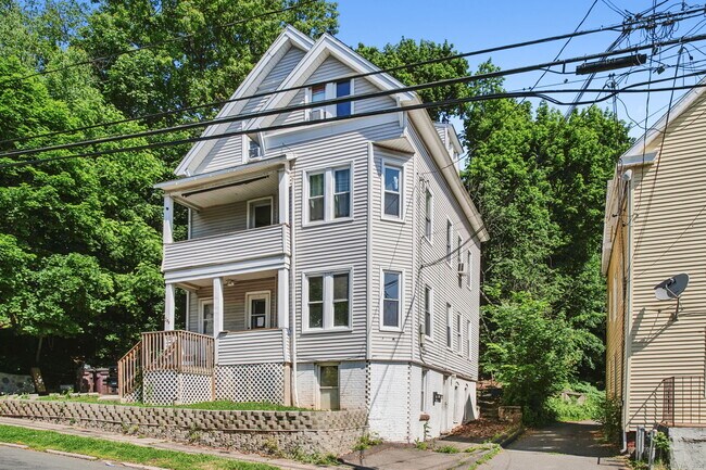 Building Photo - 138 Pleasant St