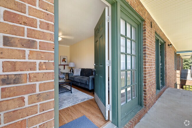 Entrada a la unidad de vivienda - Jackson Properties - Student Housing