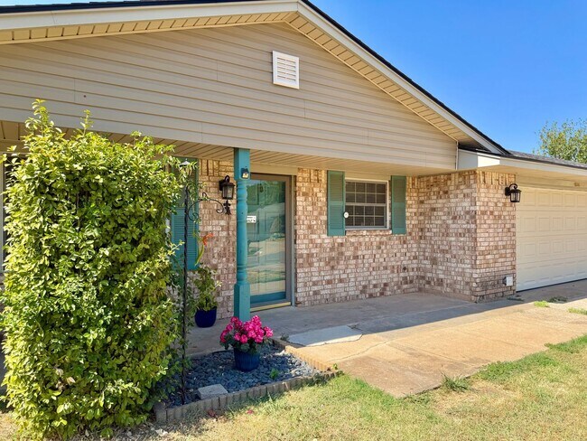 Building Photo - 5506 NW Cottonwood Dr