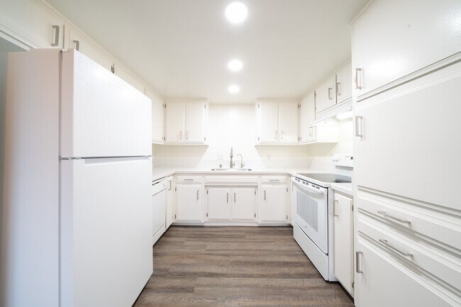 Foto del edificio - 1145 Meadow Lake Dr