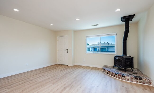Building Photo - Soquel Knolls – Gorgeous Fully Remodeled 3BD / 1.5BA Second-Floor Condo