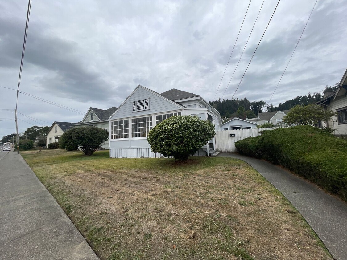 Primary Photo - 576 Main St