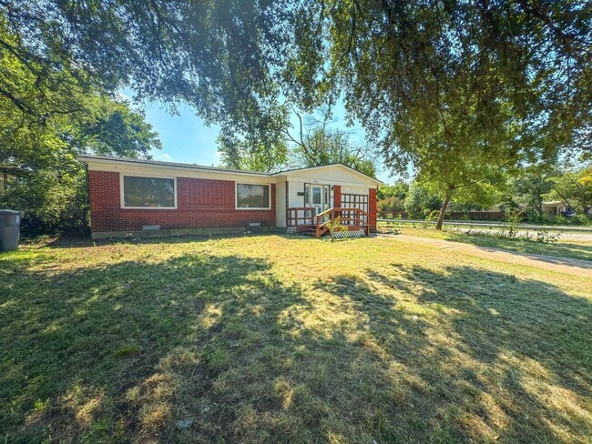 Building Photo - Dallas Gem With Huge Backyard!