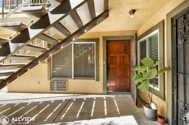 Foto del edificio - Golden Hill Gem: 2BR/1BA with Fireplace & ...