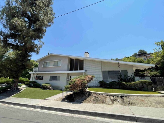 Building Photo - SOUTH OF THE BLVD. HOME IN WOODLAND HILLS!