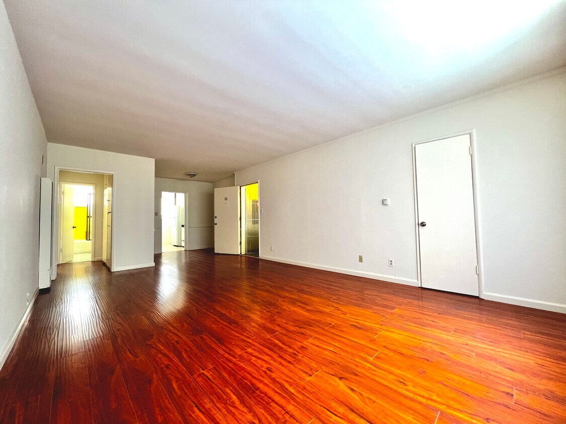 Primary Photo - 515 S Serrano Ave