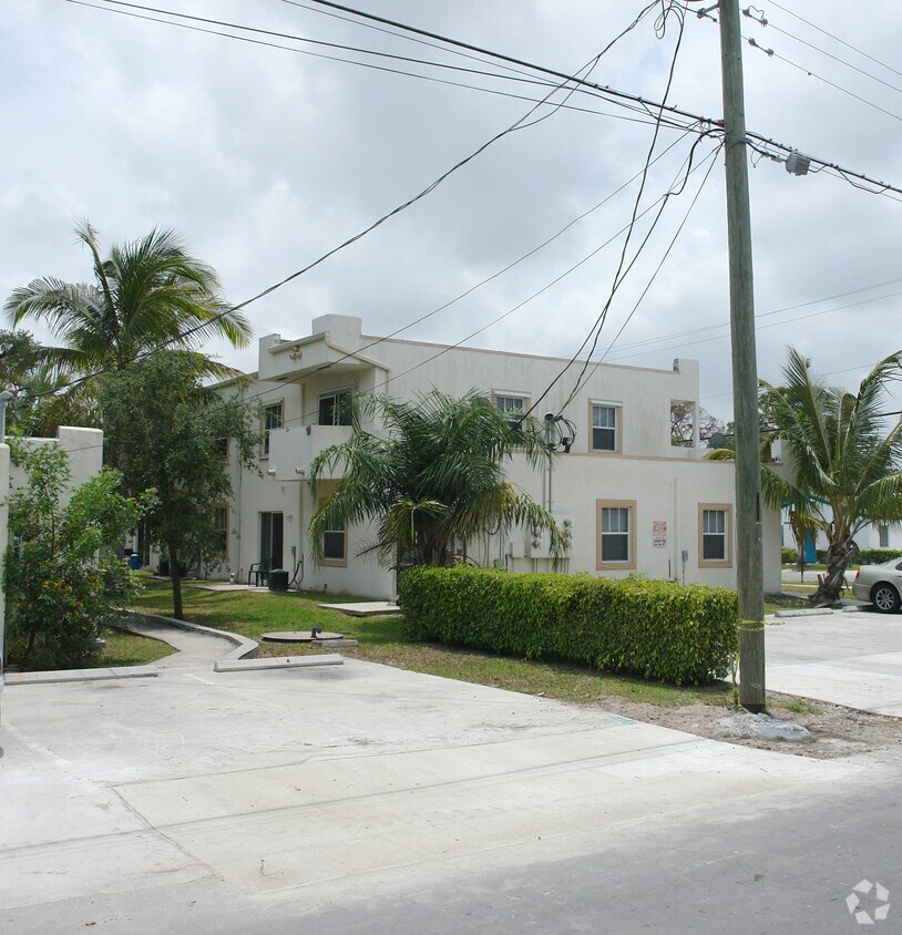 Foto del edificio - 230 Palm Ave