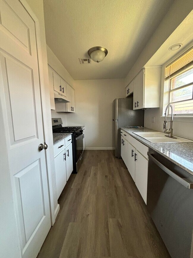 Foto del edificio - 6619 NW Denver Ave