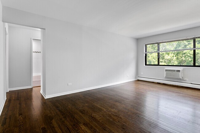 Foto del edificio - 6826 N Ridge Blvd