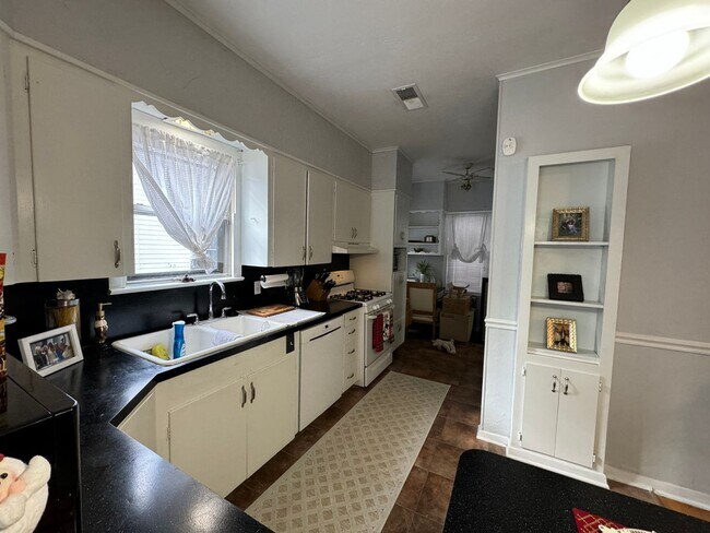 Building Photo - Southern Charm at its Best!!! Close to Bar...