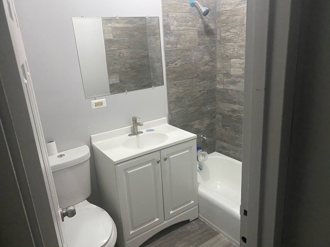 Foto principal - 925 E 81st St