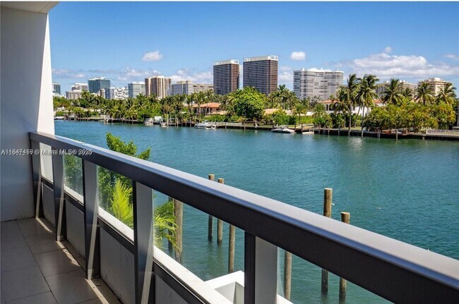 Foto del edificio - 9261 E Bay Harbor Dr