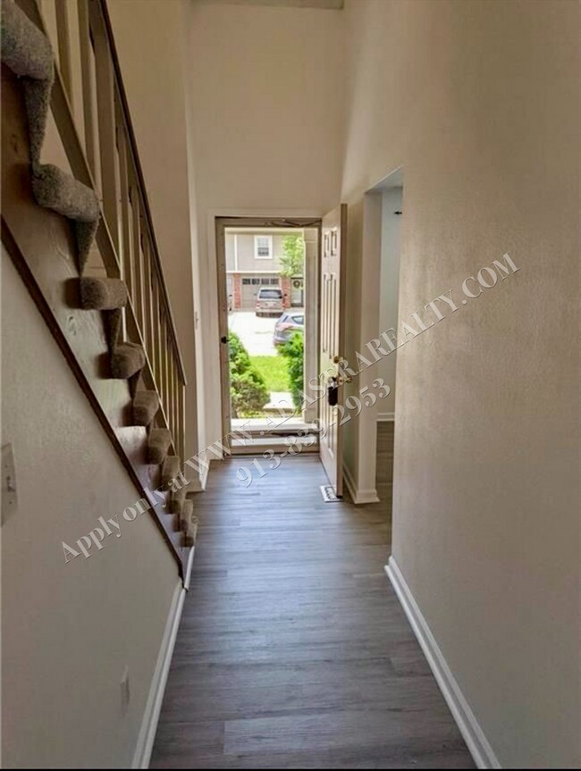 Foto del edificio - Spacious 3 Bed 2 Bath Duplex in Blue Sprin...