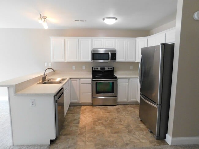 Building Photo - Location, Location, Location!! $100.00 off First Months Rent!