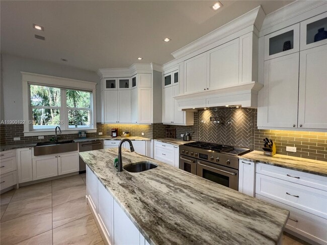 Building Photo - 545 SW Indianola St