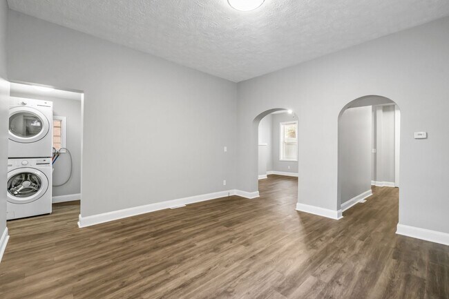 Building Photo - Updated Three Bedroom in the Heart of Alle...