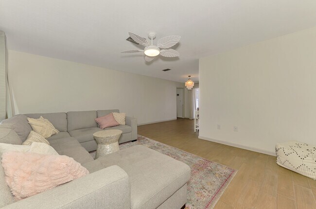 Foto del edificio - 2221 Pine View Cir
