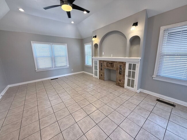 Building Photo - Large 5BD 3.5BA Home w/ Bonus ADU close to...