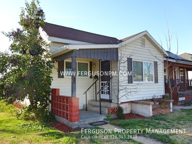 Building Photo - Recently Renovated Home in Classic Lincoln