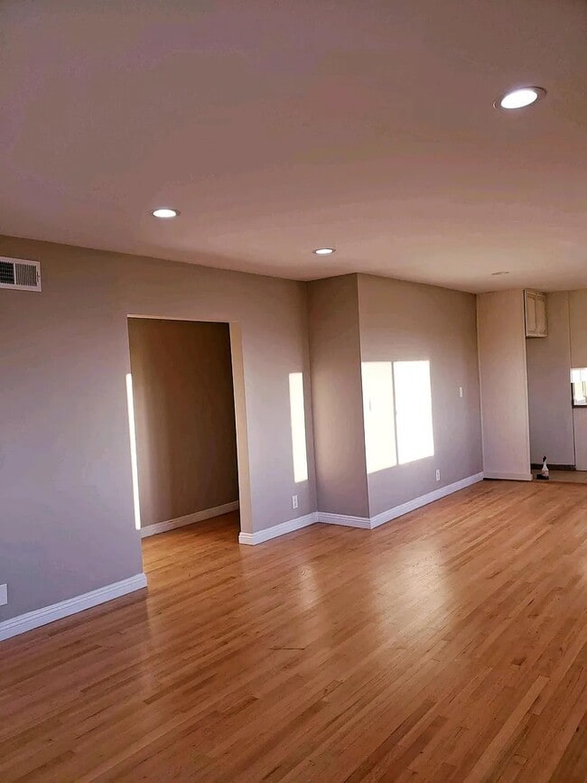 Building Photo - 822 10th St