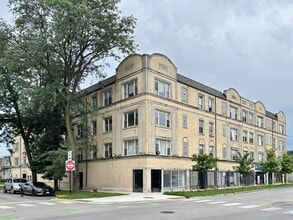 Building Photo - 6710 S Claremont Ave