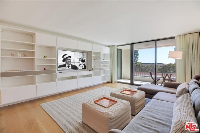 Foto del edificio - 1220 Coast Village Rd