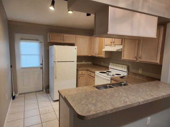 Building Photo - 2/2~S. Grand Hwy~Hillside Villas~Cute Cond...