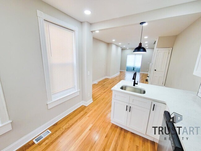 Foto del edificio - 3 bedroom house in Port Richmond