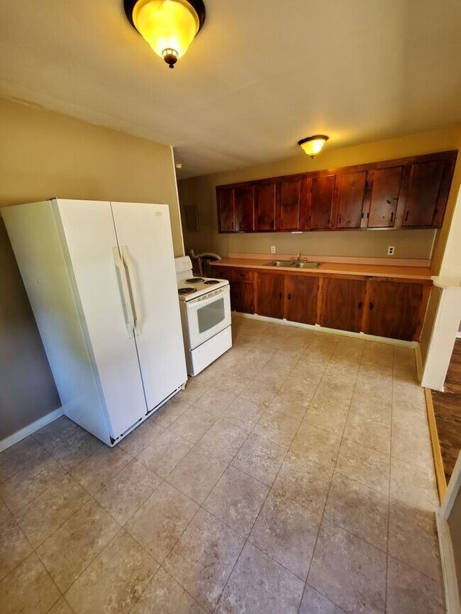 Building Photo - Available now *****Water & Trash Included!!
