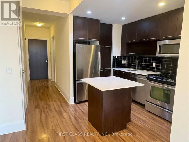 Photo du bâtiment - 100 Harrison Garden Blvd