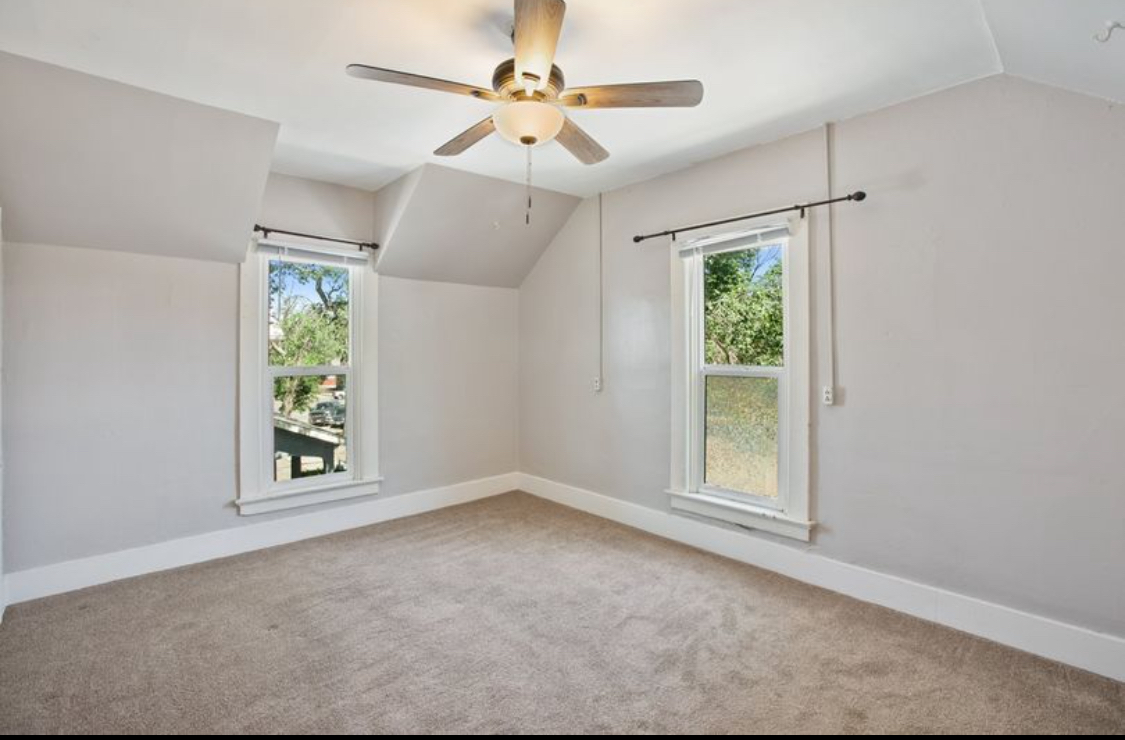 Living room. 10 ft ceilings. Ceiling fan. Large Windows. - 318 E Colorado Ave