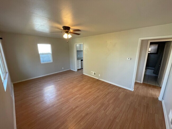 Foto del edificio - Adorable 2 Bedroom, 1 Bathroom Home with H...