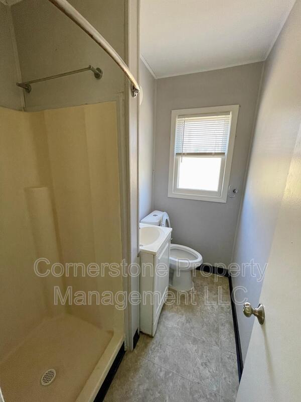 Building Photo - 8275 Lakeview Dr