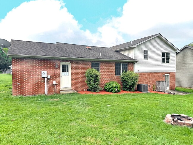 Photo - Charming tri-level with bonus space Apartment