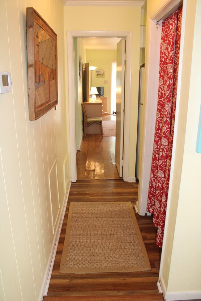 Pasillo de izquierda a derecha, pasando por la cocina hasta el segundo dormitorio. - 5602 Atlantic Ave