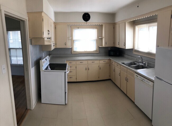 Kitchen - 1634 3rd Ave SE